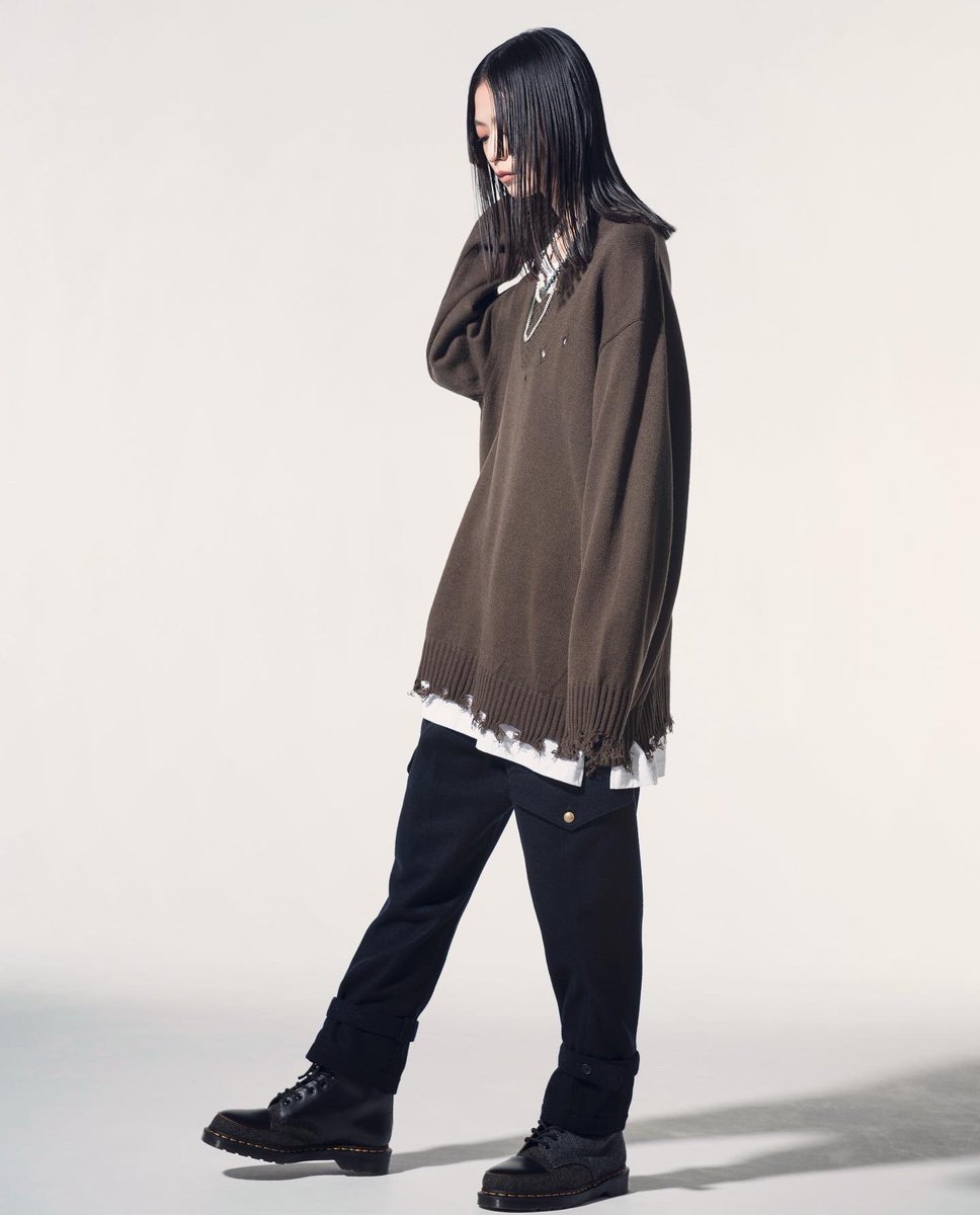 syte_etys's tweet photo. 【re stock】★7G Bulky Wool Damage V neck Pullover khaki
裾や袖とネックリブに大胆なカットオフダメージ加工でインナーのシャツなどにパンキッシュなモード感を打ち出す。
#theshopyohjiyamamo 
#yohjiyamamoto
#syteyohjiyamamoto 
#yohjiyamamotopourhomme
#ys #syte #damageknit #damagevneck https://t.co/4SxvaXCDoM
