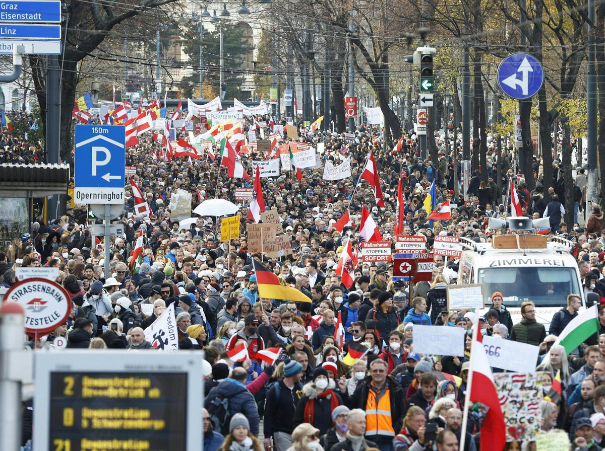 el_pais's tweet photo. 🔴ÚLTIMA HORA | Miles de personas protestan en Viena contra el confinamiento y una vacunación obligatoria https://t.co/Qon0918nQO https://t.co/iQELujbtUU