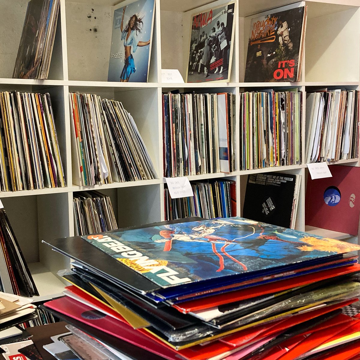 BuroDiscount's tweet photo. BREAKING NEWS: The turntables are ordered - the records are being sorted! About 3'000 records in stock soon! Rock'n'Roll! 🥁🎤🎧🎺 #HipHop #Rap #House #Breakbeat #DnB #RnB #NuJazz #hiphophooray https://t.co/uGYFcZgif8