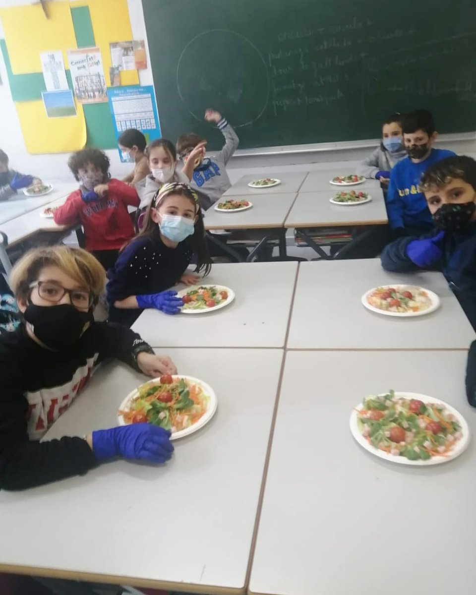 Aquesta setmana les nenes i els nens de 4t d'EP hem treballat en el projecte "Tria bo, tria sa" per aprendre sobre l'alimentació saludable.
Avui l'hem acabat preparant cadascú una amanida amb diversos ingredients. Com els agrada cuinar!
#connectatsambgoig 
#RedCentrosIT