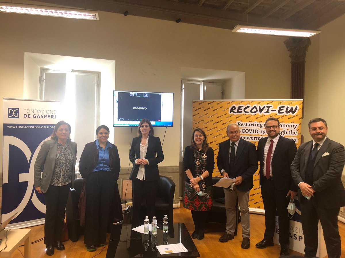 recoview1's tweet photo. Hackathon in Rome on Women’s Empowerment supported by @AmbasciataUSA @USAnelSud @USCGFlorence. Such a great day with more the 100 people! #womenempowerment https://t.co/SkHZxUin8n