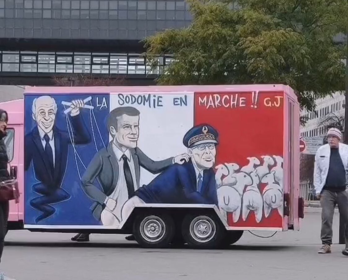 PacoEcom's tweet photo. Apparemment ce dessin dérange, la propriétaire du camion a été mise en garde à vue pour “outrage à personne dépositaire de l'autorité publique” le dictateur n’aime pas les caricatures, alors faisons-le tourner. Vidéo 👇 https://t.co/ILW1gqAJW3
