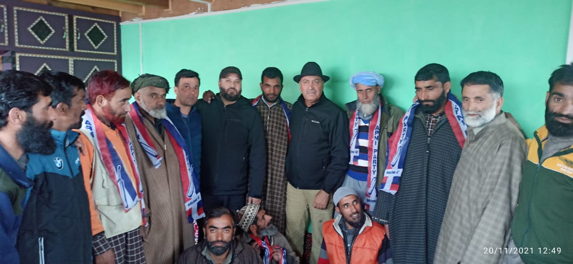 syedshafat01's tweet photo. Scores of political activists hailing from #Tangath area of #Bandipora joined Jammu Kashmir Apni Party. The joining ceremony took place in presence of Former Minister and Apni Party Vice President @usman_majid1 & District President JKAP @syedshafat01 https://t.co/bNIkfZezdc