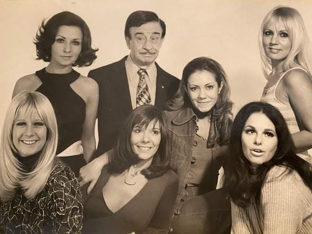 Ruly1961's tweet photo. ACERTIJO

¿Quién es la actriz que está junto a PEDRO QUARTUCCI, además de MARIA DANELLI, VIRGINIA FAIAD, MARIA VALENZUELA, AGO FRANZETTI y ELIZABETH MAKAR? https://t.co/1qwGQHH7c8
