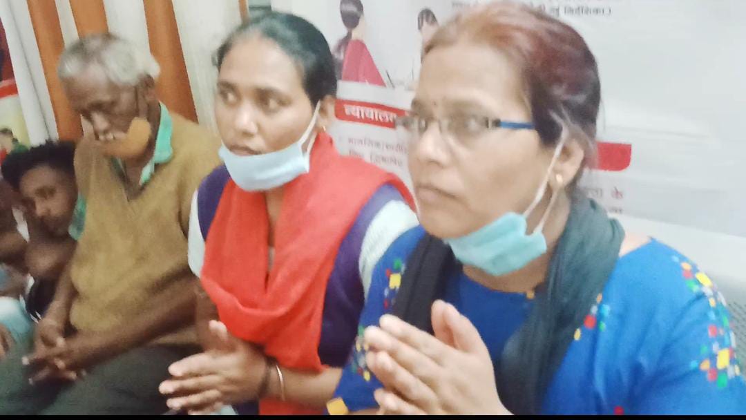 IndoreThana's tweet photo. *-मकान पर कब्जा करने की नीयत से 70 साल के बूढ़े पिता को निकाला बेटियों ने घर से बाहर, 

*पुलिस ने परिवार को समझाया, काउंसलिंग के बाद माँगी बेटियों ने पिता से माफी*

*-पुलिस ने पारिवारिक विवाद खत्म किया*

*- बाणगंगा इलाके का मामला, 01 महीने से पिता मंदिर में रह रहा था* https://t.co/PSm91Yh7UB