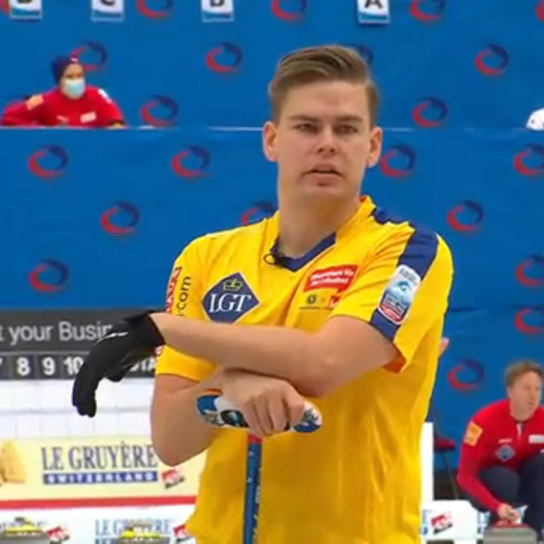 ciaomichaella's tweet photo. LOL commentators talking about how the #worldsbestlead @cr1ppa usually just hangs back while the other 3 discuss. Rhona said 3 is plenty, 4 is a crowd #leadlove #ECC2021 #curling https://t.co/iaGDfaPTTD