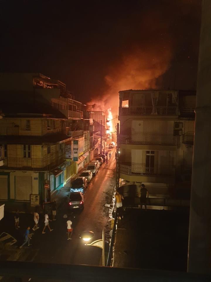 PermayeJordan's tweet photo. @PinkGeekCOD En Guadeloupe département français c la mm chose mais vous c Rotterdam votre souci 🤦🏽‍♂️🤦🏽‍♂️ https://t.co/URmsCyngj6