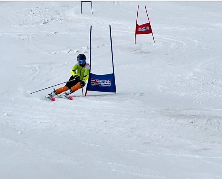 Congratulations #ArifKhan for becoming the first 🇮🇳 to qualify for @Beijing2022! Dedication despite limited resources & infrastructure - a testament to the talent and resilience of our athletes. Let us all support this unsung hero of India! 👏 #Himalayas #Kashmir #Gulmarg #Skiing