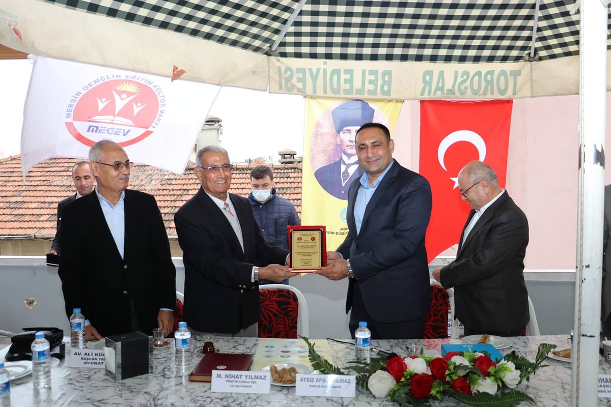 atsizafsin's tweet photo. Mersin Gençlik Eğitim Kültür Vakfı ile Mersin Aydın Düşünce Merkezi'ni ziyaret ederek, Başkan Nihat Yılmaz, yönetimi ve üyeleriyle bir araya geldik. Bizlere sundukları plaket için teşekkür ederek, kendilerine günün anısına #OrhunKitabeleri takdim ettik. #MEGEV  #MADÜM https://t.co/0TUVVAJLwO