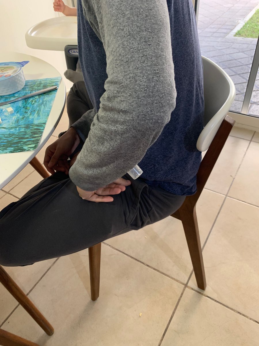 karinatmz's tweet photo. Estábamos busque y busque la tapa de la miel y Big me estaba echando la culpa de que YO la había tirado a la basura. 

Y en eso https://t.co/qF0CZVa0yM