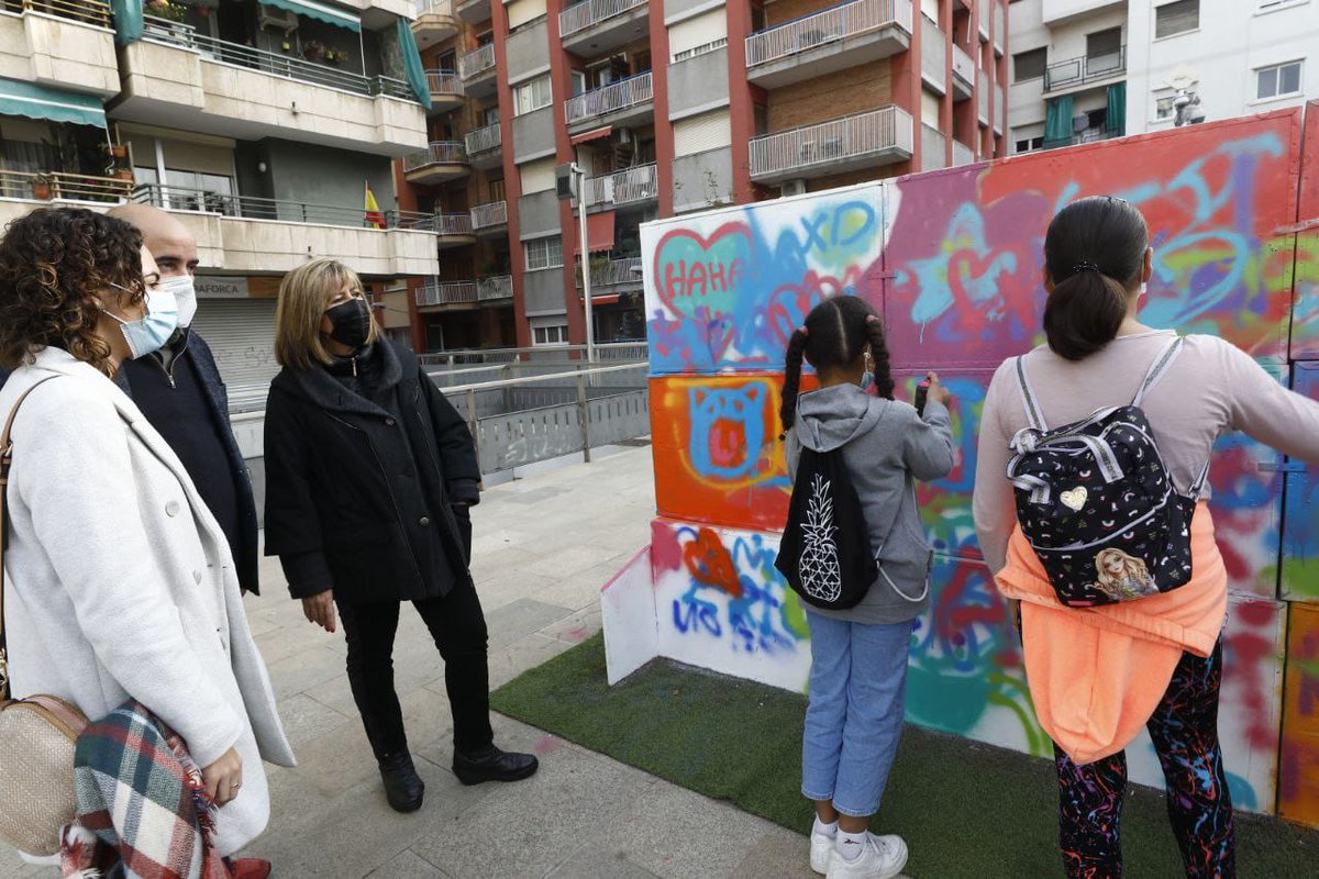 LHAjuntament's tweet photo. 👦👧 Avui és el Dia dels Drets dels Infants! 🧒🏻
👏🏻 #LHospitalet ha volgut celebrar-ho amb una festa pels més petits a la Plaça de la Llibertat amb jocs, circ al carrer i lectura de manifest.
👉 Treballem perquè cap infant pateixi la vulneració dels seus drets!
#LHSalut https://t.co/tZFZenmZlA
