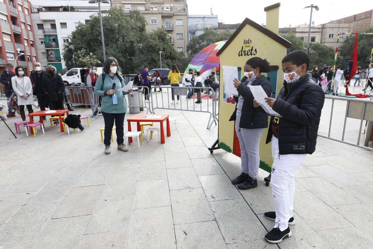 LHAjuntament's tweet photo. 👦👧 Avui és el Dia dels Drets dels Infants! 🧒🏻
👏🏻 #LHospitalet ha volgut celebrar-ho amb una festa pels més petits a la Plaça de la Llibertat amb jocs, circ al carrer i lectura de manifest.
👉 Treballem perquè cap infant pateixi la vulneració dels seus drets!
#LHSalut https://t.co/tZFZenmZlA