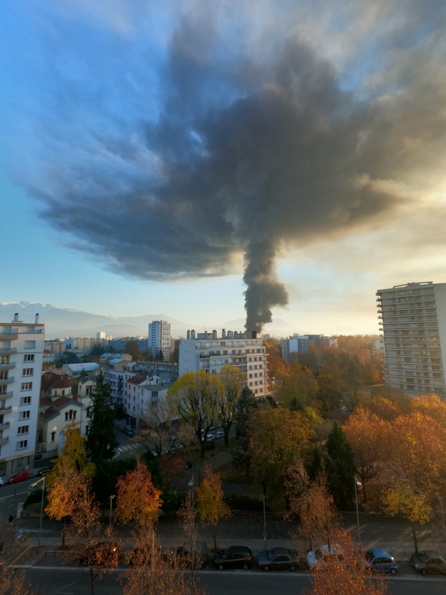 Egliie's tweet photo. #grenoble #incendie 😳😨 https://t.co/lSia5ZcENa