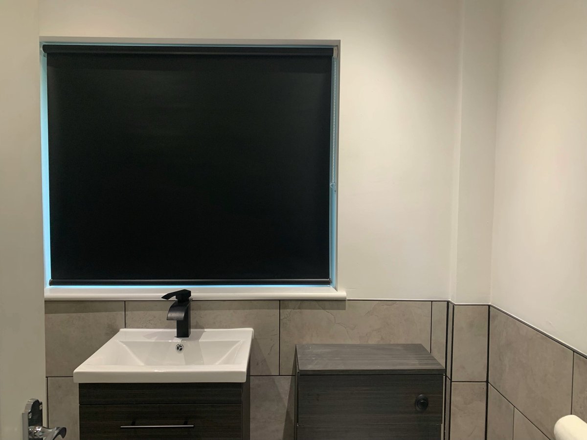 3blindsnice's tweet photo. This contemporary bathroom finished off with our black roller blind. #blindscardiff #rollerblinds #madetomeasureblinds https://t.co/bnSz4HaabM