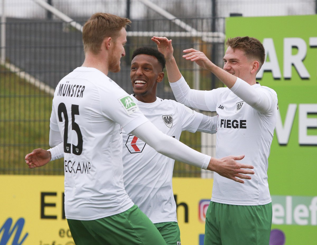 Preussen06's tweet photo. Aus. Aus. Auswärtssieg! ⚫️⚪️💚 #scp06 #KFCSCP https://t.co/YqRO1avTr1
