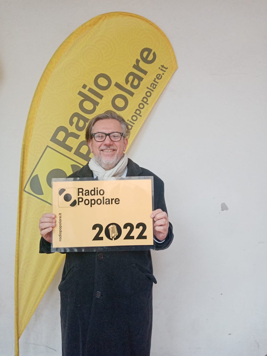 radiopopmilano's tweet photo. Il prode @titofaraci esegue un corretto abbonamento a Radio Pop 😎💪🏼
Grazie Tito! E voi, là fuori, fate come lui!
#abboforfuture #abbonaggio https://t.co/CvNVEzo93H