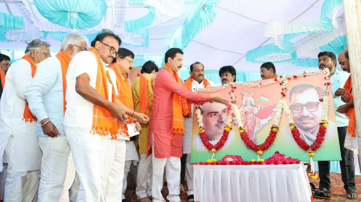 nalinkateel's tweet photo. ಇಂದು ಕಲಬುರ್ಗಿಯಲ್ಲಿ ಜನಸ್ವರಾಜ್ ಸಮಾವೇಶ ನಡೆಯಿತು.

ಸಮಾವೇಶದಲ್ಲಿ ಕೇಂದ್ರ ಸಚಿವ ಶ್ರೀ @bhagwantkhuba, ಸಚಿವರು, ಶಾಸಕರು, ಸಂಸದರು, ಜನಪ್ರತಿನಿಧಿಗಳು, ಪಕ್ಷದ ಪದಾಧಿಕಾರಿಗಳು ಹಾಗೂ ಅಪಾರ ಸಂಖ್ಯೆಯ ಕಾರ್ಯಕರ್ತರು ಉಪಸ್ಥಿತರಿದ್ದರು.

#ಜನಸ್ವರಾಜ್ #JanSwaraj https://t.co/hkPXi3ZJRQ