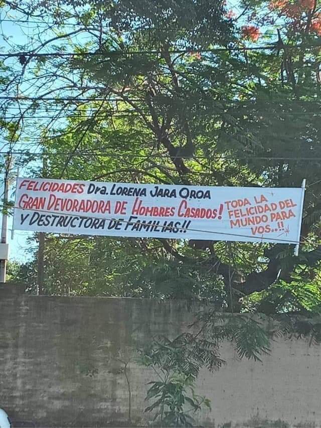 dra_tessa's tweet photo. Estudien para que cuando les hagan lonas de "roba maridos" al menos diga DRA. 
🙃🤣🤣🤣 https://t.co/sejOJlNpM9