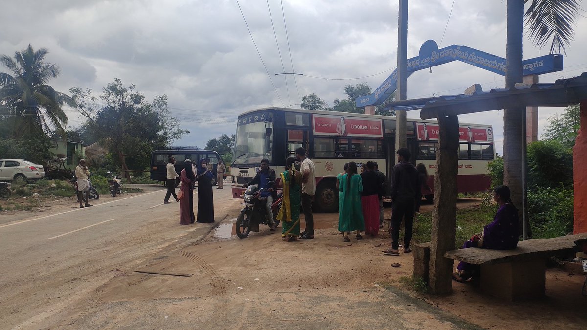 Gudibanda_town's tweet photo. Last 2 days 
🚍Bus's still operating from myakalahalli (seethapalli ) village to chikkaballapura&amp;bangalore...
ಕಳೆದ 2 ದಿನಗಳಿಂದ
 🚍ಮೈಕಲಹಳ್ಳಿ (ಸೀತಪಲ್ಲಿ) ಗ್ರಾಮದಿಂದ ಚಿಕ್ಕಬಳ್ಳಾಪುರ ಮತ್ತು ಬೆಂಗಳೂರಿಗೆ ಇನ್ನೂ ಬಸ್‌ಗಳು ಕಾರ್ಯನಿರ್ವಹಿಸುತ್ತಿವೆ... https://t.co/cdNWzxx3YD
