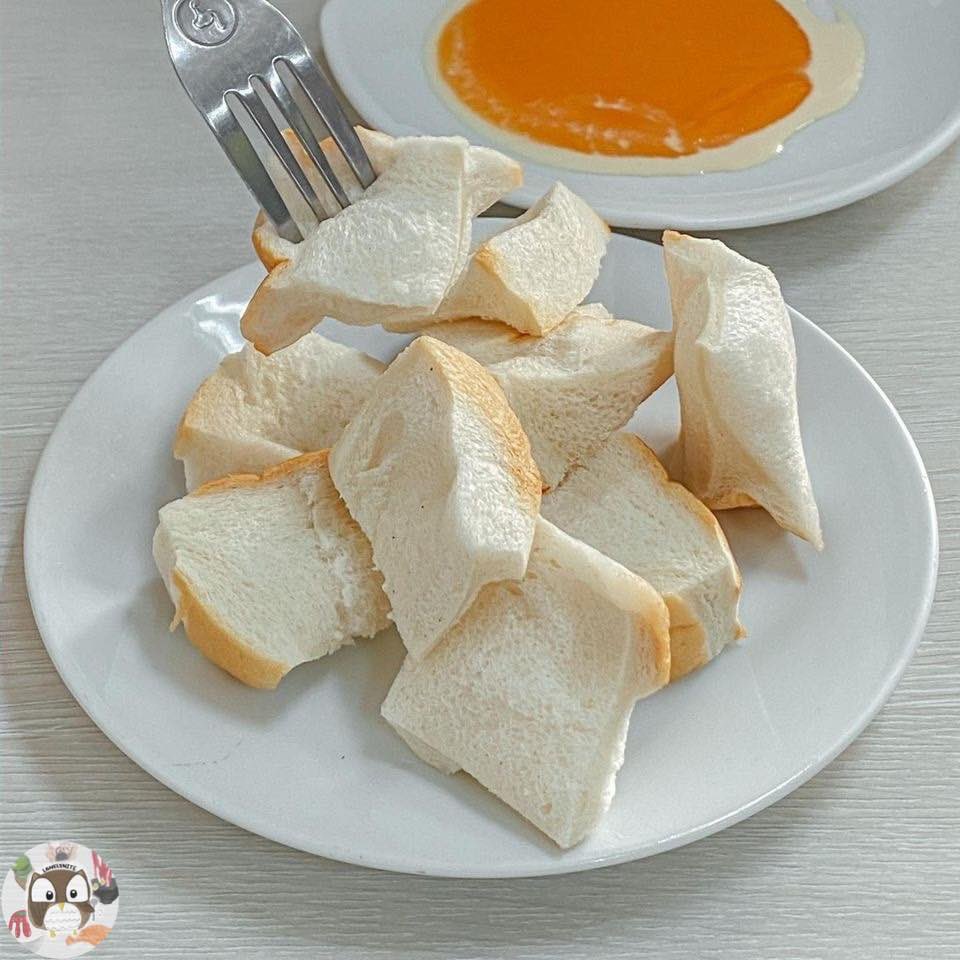 foodblogbkk's tweet photo. ตำนานอาหารเช้าสุดคลาสสิก "ออน ล๊อก หยุ่น" เปิดมาตั้งแต่สมัยปู่ย่า ไปทีไรก็คนแน่นตลอดเวลา ไปนั่งกินอาหารเช้า ไข่ดาว ไข่ลวก ขนมปังสังขยา เมนูไม่หวือหวาแต่ทานได้เรื่อยๆไปเอาบรรยากาศ🥰 @aroii https://t.co/88OF8Q1jtl