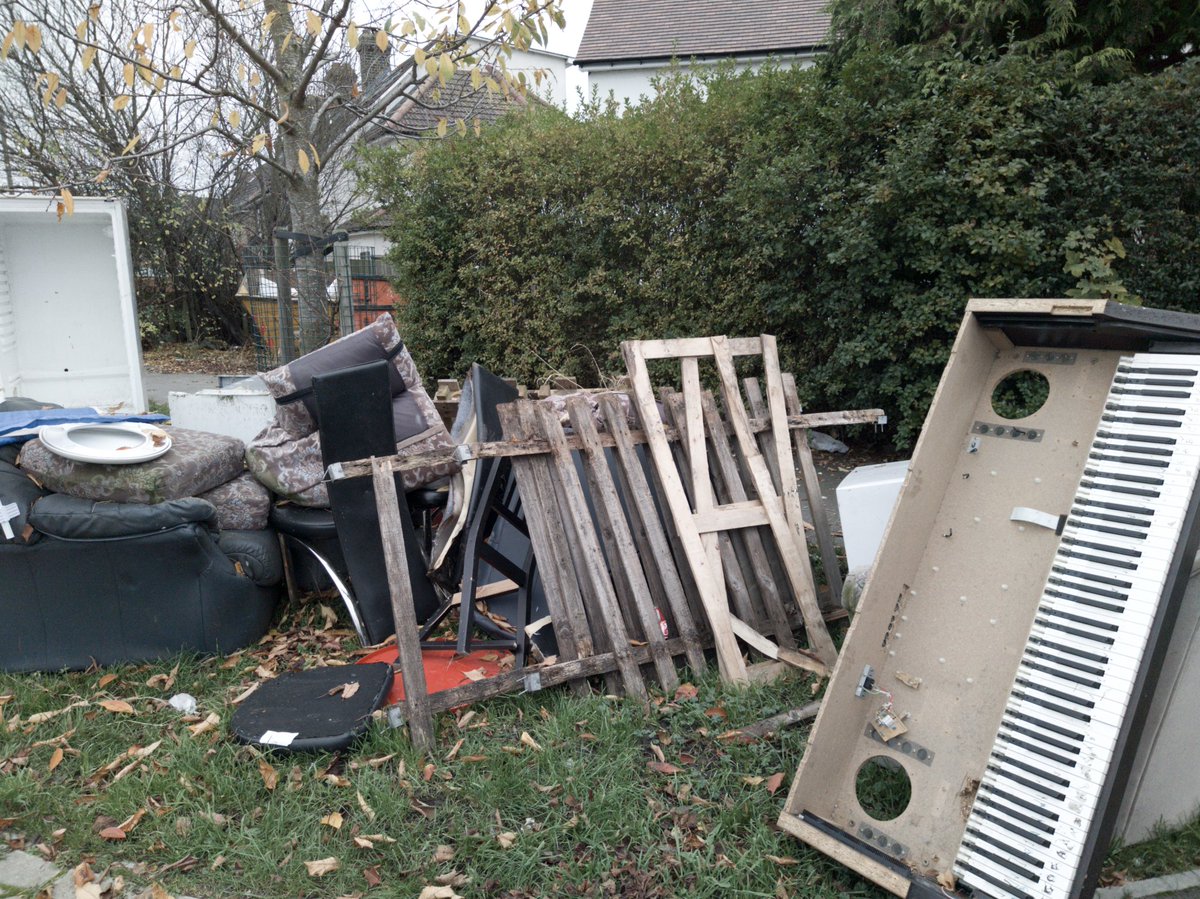 alan_s01's tweet photo. Shocking amount of fly tipping in Cricklewood - time to #CleanUpBarnet https://t.co/OOl5aCD44w