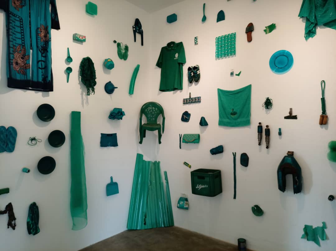 BeninReview's tweet photo. EXPO-CULTURE | Du 14 Novembre 2021 au 14 Mars 2022, la @FondationZinsou  et le jardin d'essai à Ouidah accueille le fruit des recherches de l'artiste tunisienne Aïcha SNOUSSI sur la civilisation des Tchechs. https://t.co/wdjr6dXUEs