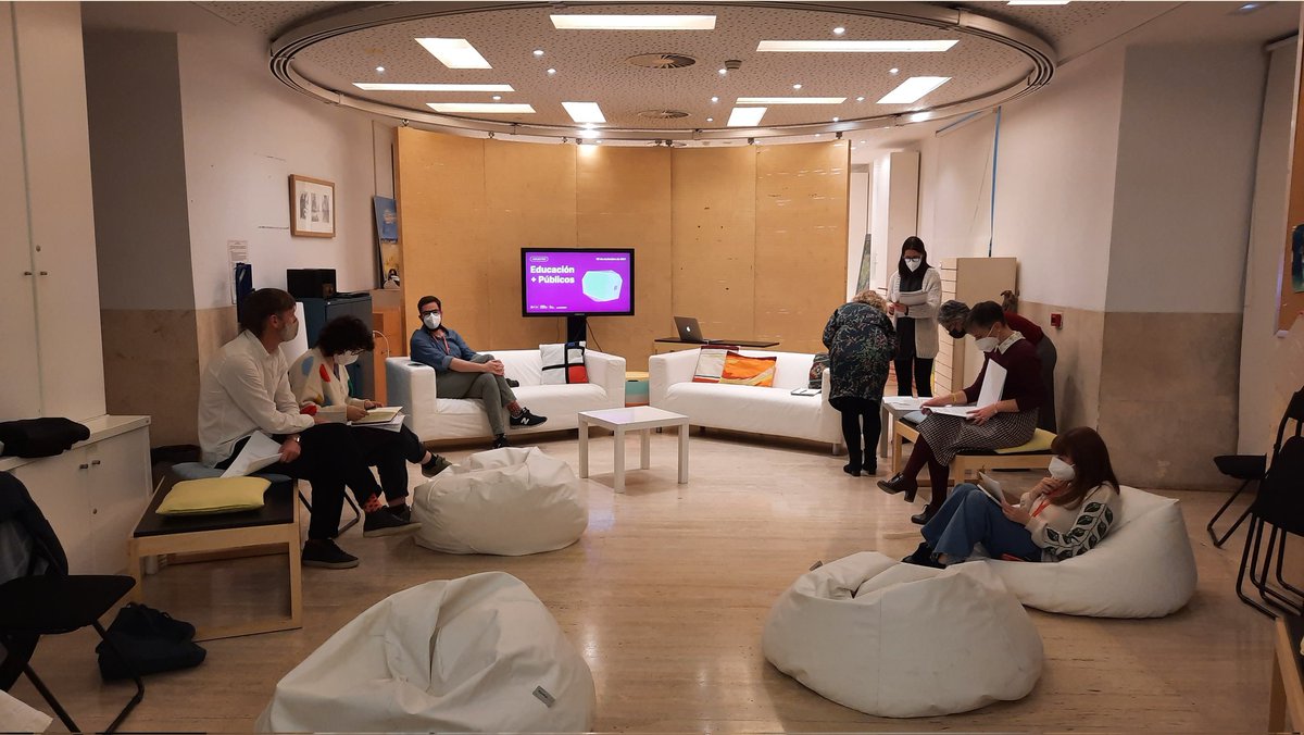 Listos para comenzar la mesa de trabajo con las lecturas recomendadas por los ponentes @educathyssen #publicomasmuseo <a href="/pablismart/">pablo martínez</a> <a href="/Marta_Morelli/">Marta Morelli</a> #olgaovejero #susanaalvarez #pilaralvarez <a href="/RufinoFerreras/">Rufino Ferreras</a>