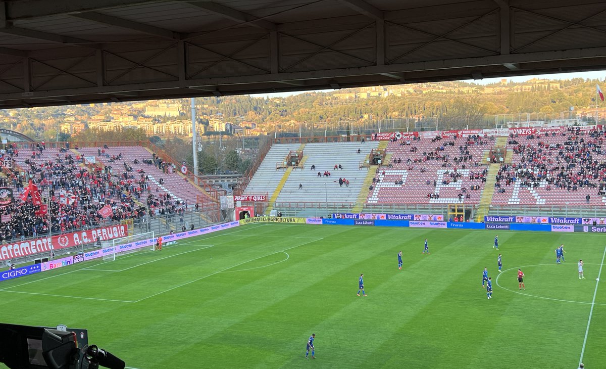 ACPerugiaCalcio's tweet photo. Tutto pronto qui al #Curi!

In curva, al bar, a casa, in macchina, in aereo!
Dovunque voi siate c'è un solo grido:

FORZA GRIFOOOOO!⚪️🔴

Iniziata la gara! #Perugia che attacca sotto la Sud

#PERCRO 0-0

#forzagrifo @Lega_B #SerieBKT #PerugiaCrotone https://t.co/KaKyimVfQn