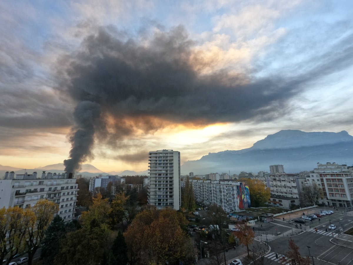 Egliie's tweet photo. #grenoble #incendie @LeDL_Grenoble https://t.co/dF8kxM4Dn6