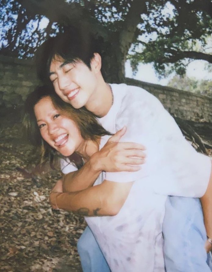 praewadio's tweet photo. พรุ่งนี้ 7โมงครึ่ง พบกับมาร์คต้วนและพี่แทมมี่มาไลฟ์ของ 3rd_sibling และต่อด้วย 11 โมง กับ #chatwithmark ที่ @marktuan เตรียมไปหามุขมาเล่นกับมาร์คก่อน🤣🤣 https://t.co/2guCEDmWjC