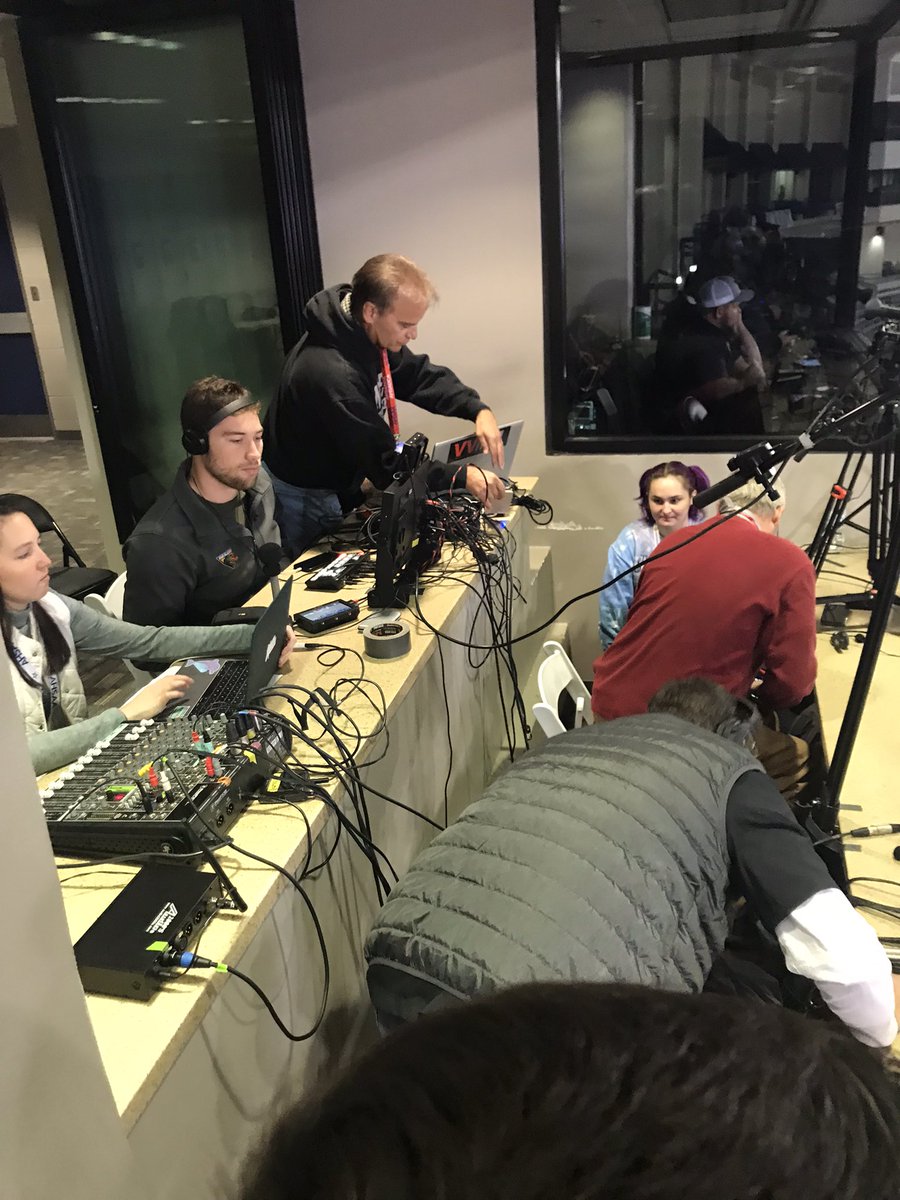 JerryYoungFB's tweet image. Thanks to our wonderful @WNNetwork1 crew! Video Visions is the best in America! @jlunce @DonnetteHLogan are true professionals! Thank You- Thank You- Thank You! #GOWARRIORS #WINSTATE #3PEAT 
@WARRIORNATION20 
Thompson-35
Hoover-10
Final