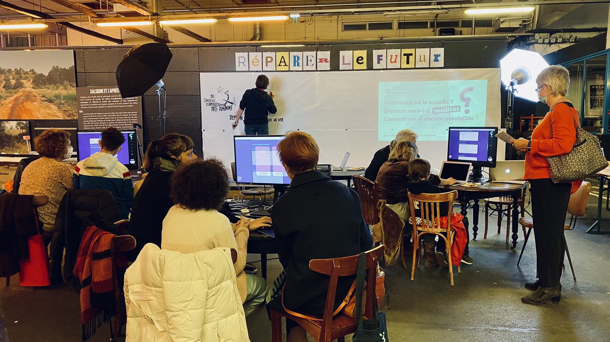 Nous réparons le #futur au cours d’ateliers participatifs au #festivaldesidees @Gro_ndControl @Univ_Paris La fresque du futur avance grâce à votre créativité sans limite #future #atelier #reparerlefutur