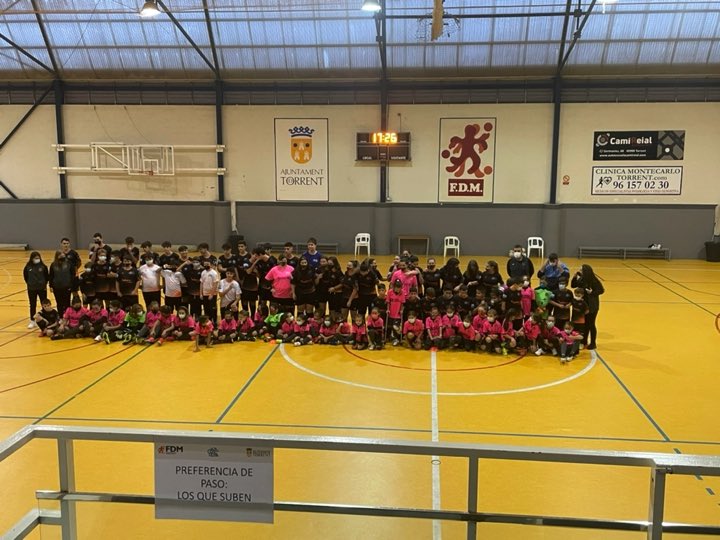 CEFHispanic's tweet photo. Tarde de Futsal presentación del CEF Hispanic, 63 deportistas femeninas y 45 masculinos agradecemos la presencia de la concejal de Igualdad Marina Olivares, el gerente de la FDM Torrent Paco Sanchis y el presidente de la @FFCV_info , Salvador Gomar
#lucharyganar #somoshispanic https://t.co/pS5YHBVOex