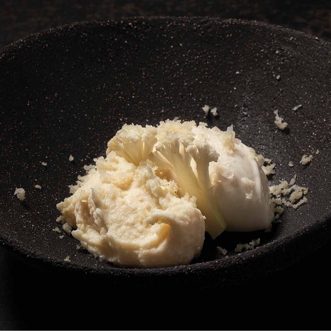 PastryRev's tweet photo. 🌱 'Servida como postre; coliflor, cuatro texturas' de @LesCols_Fina en #PR45 > #VegetalesenPastelería
📗En este monográfico se reivindica el uso de vegetales en el mundo dulce. A través de 49 creaciones con 147 elaboraciones de la mano de 29 pasteleros
💚 https://t.co/WMzZkJJwYg https://t.co/kRqZm4Ai78