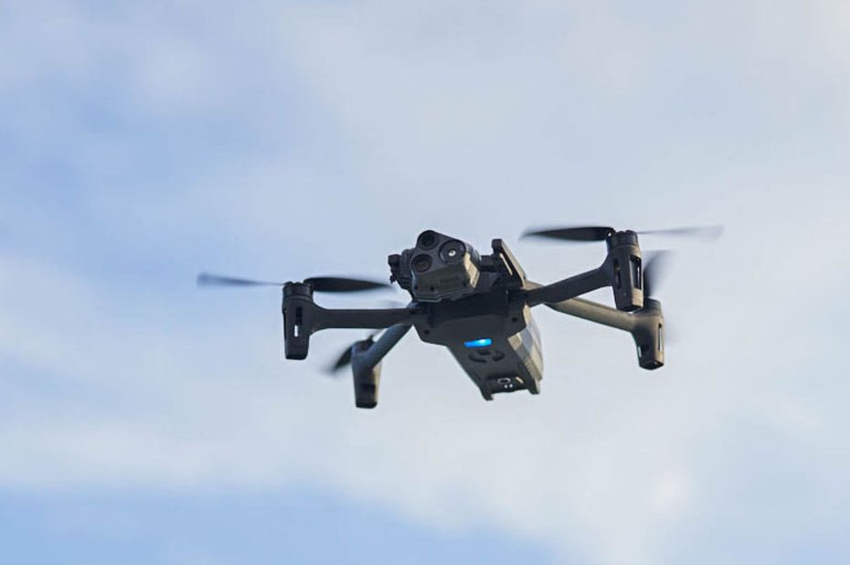 burkina24's tweet photo. #Kaya Un drone qui survolait les manifestants a été visé et descendu par un jeune enfant à l’aide d’un lance-pierres. Les manifestants ont détruit l’objet volant qui appartient, selon eux, à l’armée française. 

https://t.co/c5Ec4WTAo4 https://t.co/bKtoprupIO