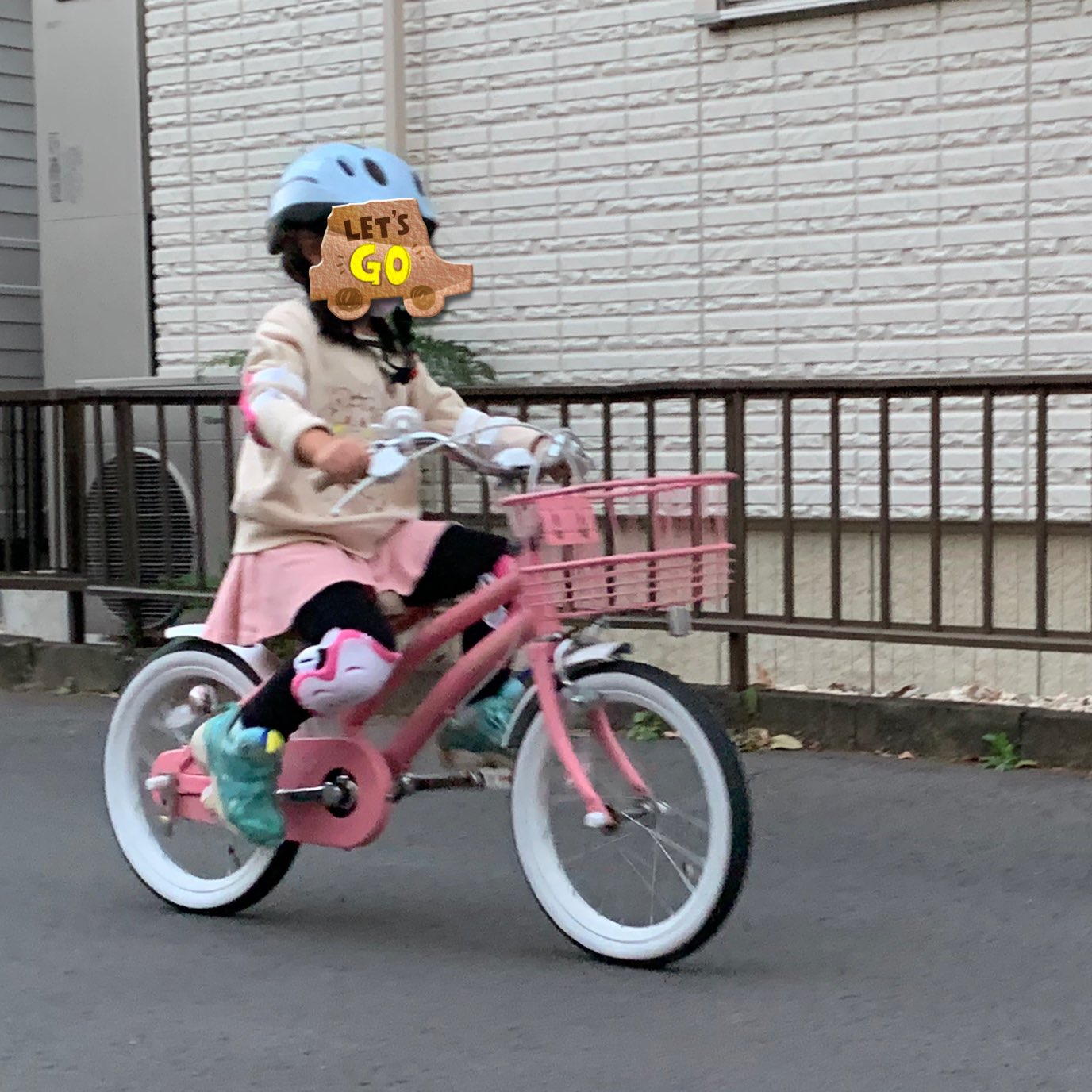 なつなつ 5歳娘 自転車 の練習開始10分でほとんど乗れている 直進のみ 2歳からストライダーをやってきたおかげかも バランスがすごい 自転車の子供乗せは小学生になると法律 で乗れなくなるみたいなので今のうちに自転車上手になるといいな 楽しそうにし