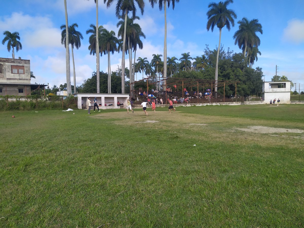 BPlacetas's tweet photo. Realizan encuentro deportivo saludando el día de la Cultura Física y el Deporte, estudiantes de la escuela primaria con los de la secundaria, como parte del trabajo que realiza la red escolar. @RevillaVega @menendez_rivero @CubaMined #DiaDeLaCulturaFisicaDelDeporte https://t.co/21e5rlmQox