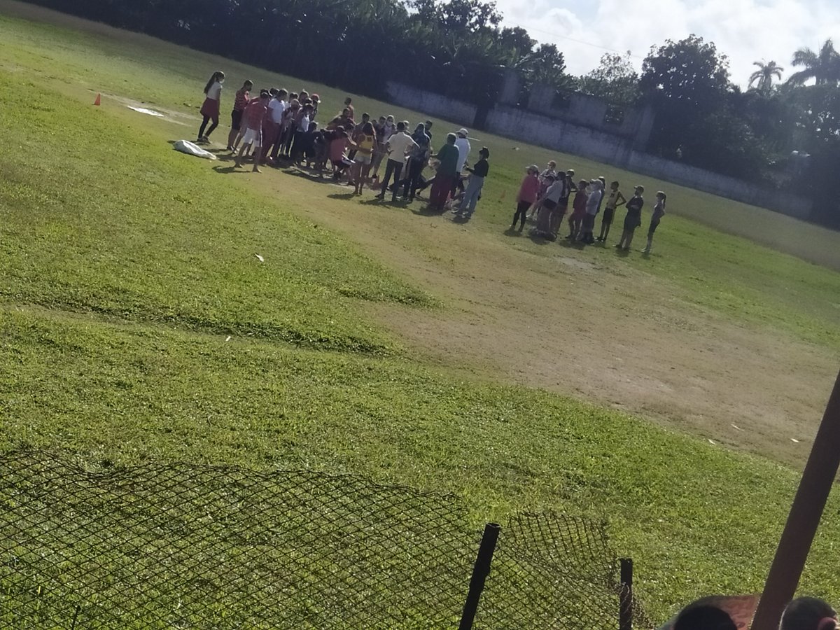 BPlacetas's tweet photo. Realizan encuentro deportivo saludando el día de la Cultura Física y el Deporte, estudiantes de la escuela primaria con los de la secundaria, como parte del trabajo que realiza la red escolar. @RevillaVega @menendez_rivero @CubaMined #DiaDeLaCulturaFisicaDelDeporte https://t.co/21e5rlmQox
