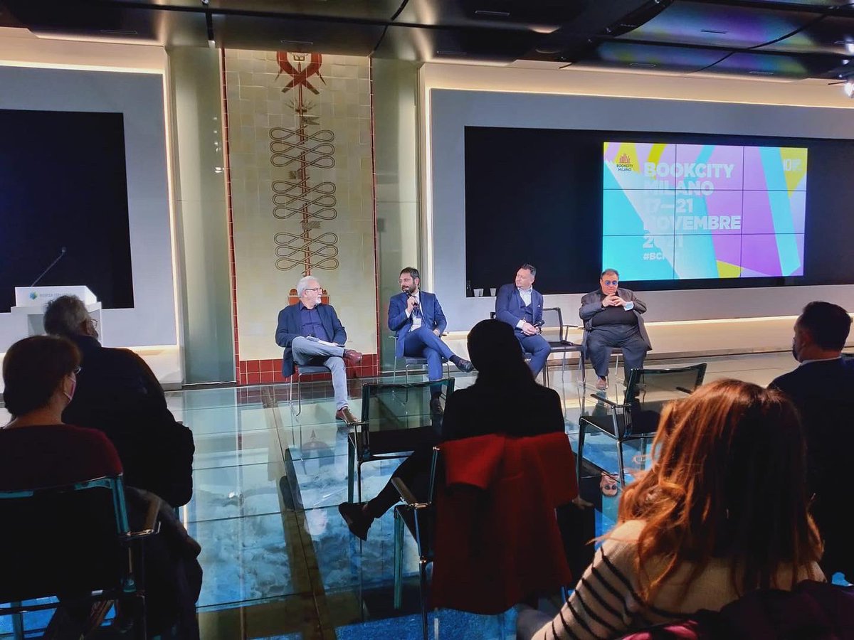 Il saggio #IntelligenceCollettiva presente al <a href="/BOOKCITYMILANO/">BookCity Milano</a>, nel bellissimo palazzo che ospita la Borsa Italiana. Si è discusso delle sfide future dell’#Intelligence, di divulgazione della #cultura, di #sicurezza partecipata, di #formazione, #digitalizzazione e #innovazione.