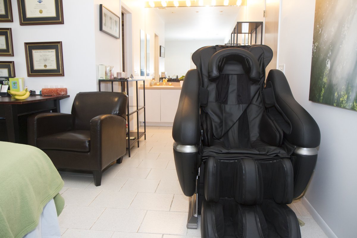 HealingFlorida's tweet photo. FOR SALE - FULL BODY MASSAGE CHAIR +
$1,500

#UltimateLIIIMassageChair is designed from the ground up to massage your ENTIRE body. #Massage hands, airbags, #music speakers, #heating pads, #foot rollers all controlled.

$1,500.00  lightly used

Text / Call Robert (631) 232-7978 https://t.co/tyrlLH5FTG