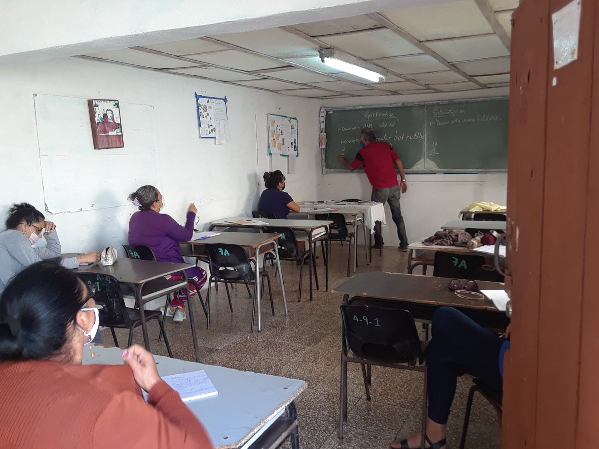 BPlacetas's tweet photo. Se inician las actividades por el Día Nacional de la defensa en la ESBU Hermanos Ameijeiras y lo hacemos con el debate político acerca de toda la manipulación y subversión que se está llevando a cabo por los E.U contra nuestro país en estos momentos.#VillaClareñosDeVerdeOlivo https://t.co/lnnsfPxbat