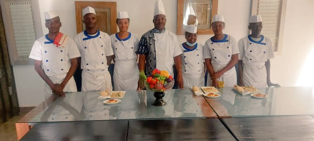 PotagerA's tweet photo. Les épreuves viennent de finir : détente après des heures de concentration et de travail ! Bravo à nos jeunes d'avoir tenu la distance... Merci Chef !
Prochaine étape, #MasterchefNiger avdv @ItalyinNiger lundi 22 mardi 23 novembre. Fêtons la gastronomie italienne chez @AaccesDev https://t.co/AAzcuLeb4H