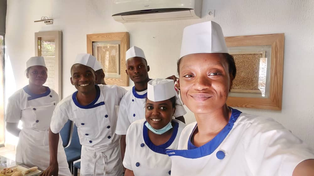 PotagerA's tweet photo. Les épreuves viennent de finir : détente après des heures de concentration et de travail ! Bravo à nos jeunes d'avoir tenu la distance... Merci Chef !
Prochaine étape, #MasterchefNiger avdv @ItalyinNiger lundi 22 mardi 23 novembre. Fêtons la gastronomie italienne chez @AaccesDev https://t.co/AAzcuLeb4H