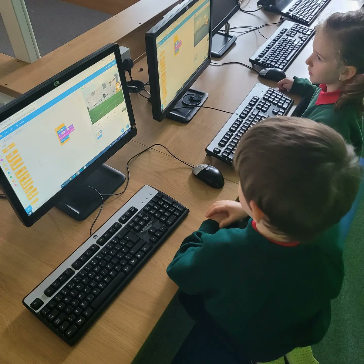 ScoilTullamore's tweet image. The boys and girls in Mr Hughes' first class started their coding journey this week with Scratch. The idea of being able to make your own game blew them all away! 😺💻 @scratch @DPSM_Activities @PDSTPrimarySTEM @PDST_TechinEd @lookseewhat #codingwithscratch