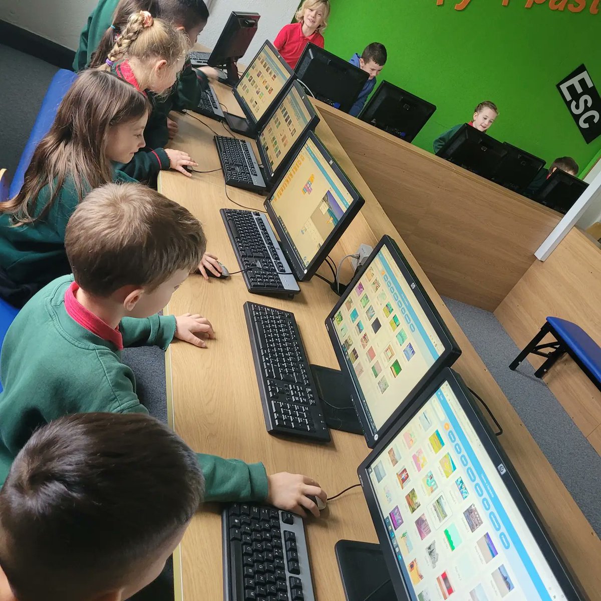 ScoilTullamore's tweet image. The boys and girls in Mr Hughes' first class started their coding journey this week with Scratch. The idea of being able to make your own game blew them all away! 😺💻 @scratch @DPSM_Activities @PDSTPrimarySTEM @PDST_TechinEd @lookseewhat #codingwithscratch