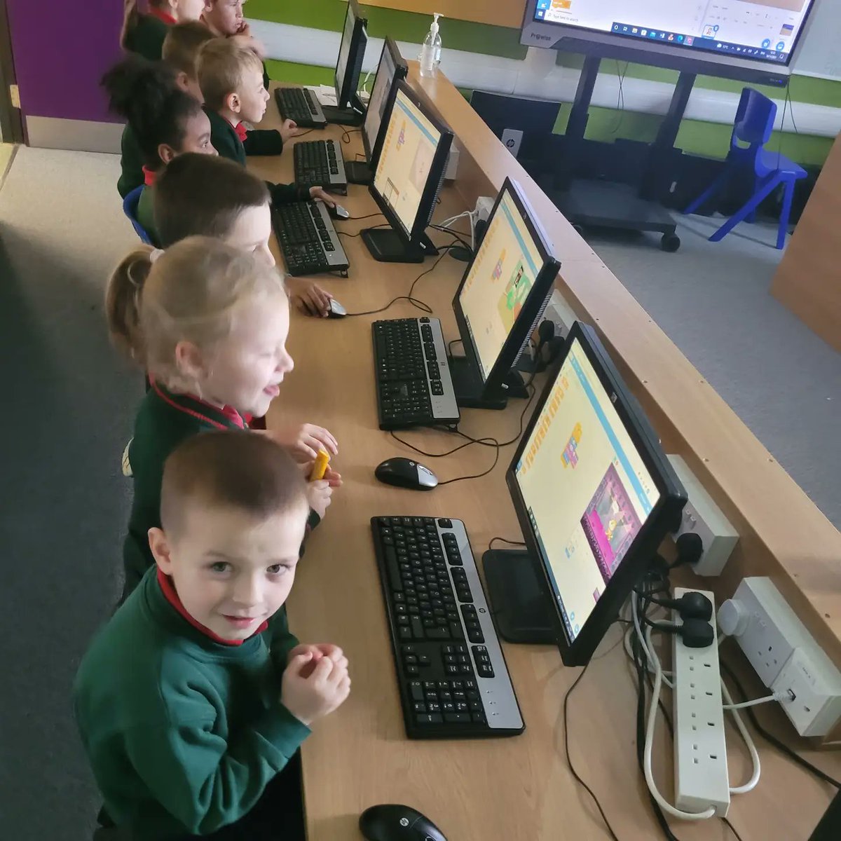 ScoilTullamore's tweet image. The boys and girls in Mr Hughes' first class started their coding journey this week with Scratch. The idea of being able to make your own game blew them all away! 😺💻 @scratch @DPSM_Activities @PDSTPrimarySTEM @PDST_TechinEd @lookseewhat #codingwithscratch