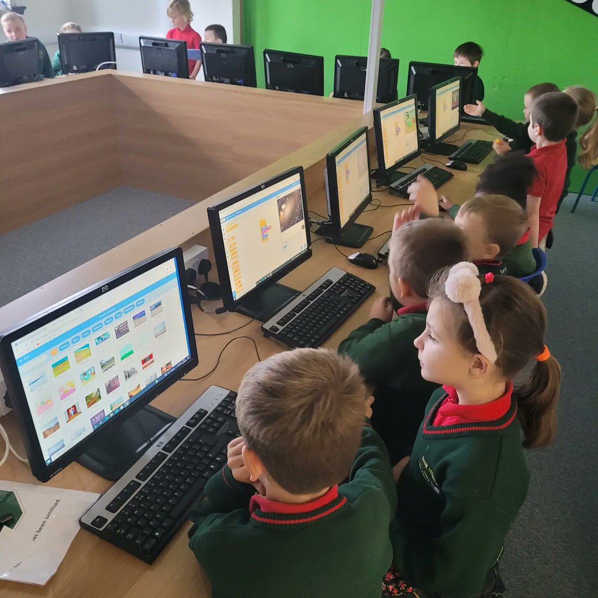ScoilTullamore's tweet image. The boys and girls in Mr Hughes' first class started their coding journey this week with Scratch. The idea of being able to make your own game blew them all away! 😺💻 @scratch @DPSM_Activities @PDSTPrimarySTEM @PDST_TechinEd @lookseewhat #codingwithscratch