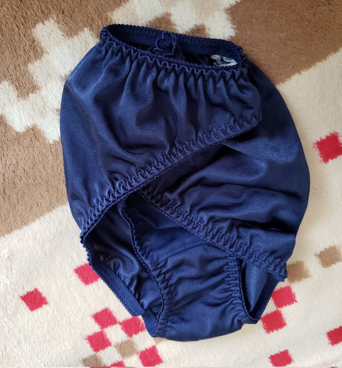 crotch_daisuki's tweet photo. 知人の��行カバンから
着用前なので広げて眺めるだけです、残念
使用済みならイタズラして汚しちゃうとこだけど https://t.co/B0NxhIhJ8i