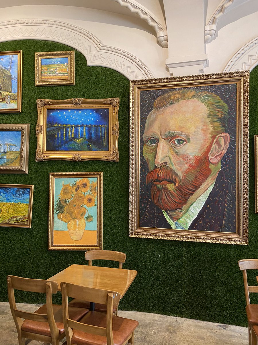 crybarons's tweet photo. “Prima sogno i miei dipinti, poi dipingo i miei sogni.” Vincent Van Gogh 🌌

Un saluto dal Grand Café Van Gogh di Bucarest 🇷🇴 https://t.co/WZlqBSBLVp