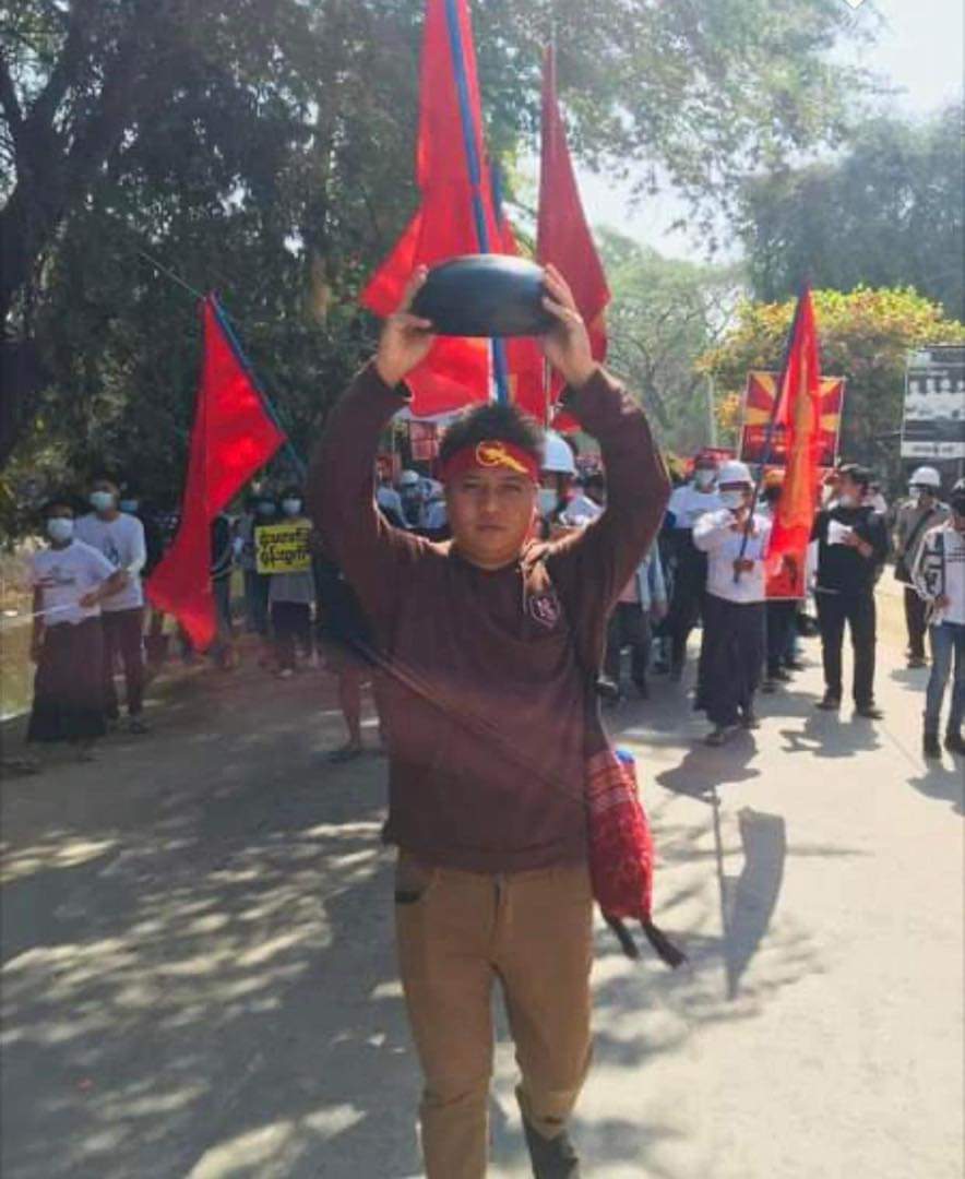 Chanapai247's tweet photo. Not finding Ko Wai Lynn of #KyaukSae strike leader , SAC terrorists ABDUCTED his elder sister Ma Moe Mu in Kyee-Eaik village . Reportedly , 6 relatives of him were also ABDUCTED as hostages on Nov 10 namely Ko Aung Kyaw ( with mental illness ) , Ko Phoe Sint ...1/2

#Nov20Coup https://t.co/sa06dBhEyP